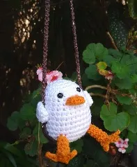 Patito colgante con flores tejido a crochet