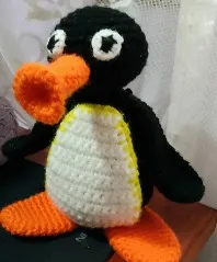 Pingüino abrazable tejido a crochet
