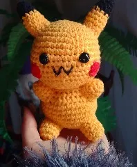 Ratón eléctrico amarillo tejido a crochet